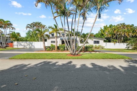 Villa ou maison à vendre à Miami, Floride: 5 chambres, 315.96 m2 № 1998559 - photo 2