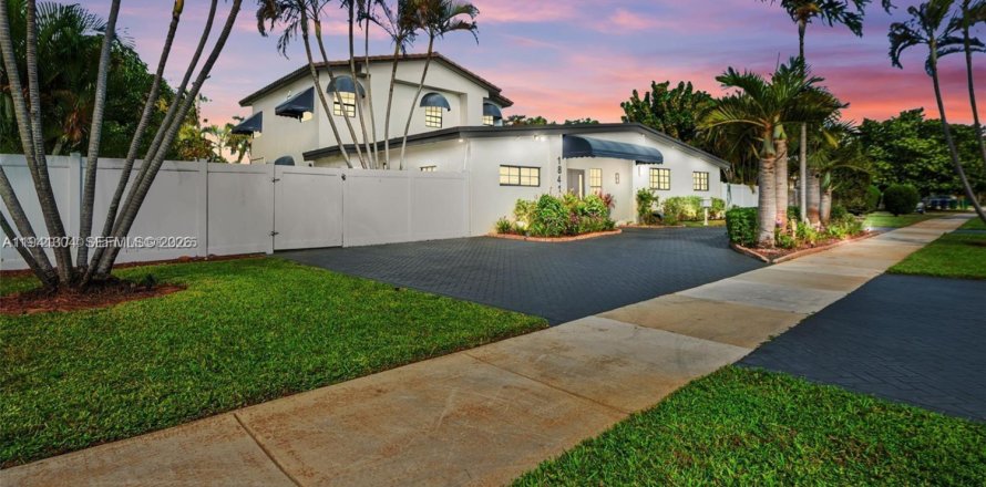 Villa ou maison à Miami, Floride 5 chambres, 315.96 m2 № 1998559