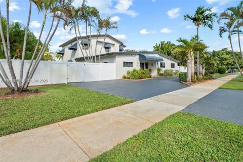 Villa ou maison à vendre à Miami, Floride: 5 chambres, 315.96 m2 № 1998559 - photo 3