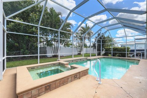 Villa ou maison à vendre à Cape Coral, Floride: 3 chambres, 214.33 m2 № 2423621 - photo 2