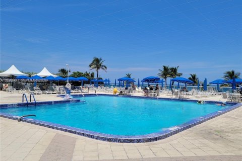 Condominio en alquiler en Hallandale Beach, Florida, 2 dormitorios, 115.94 m2 № 2088211 - foto 28