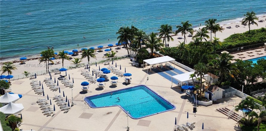 Condominio en Hallandale Beach, Florida, 2 dormitorios  № 2088211