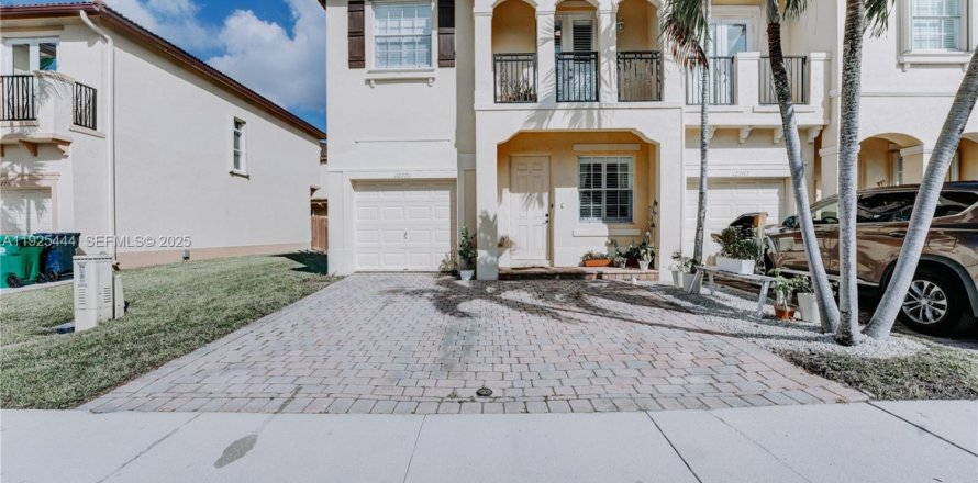 Таунхаус в Майами, Флорида 3 спальни, 163.32м2 № 1983917