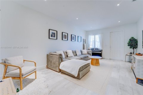 Купить таунхаус в Майами, Флорида 3 спальни, 163.32м2, № 1983917 - фото 6