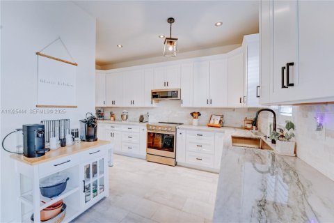 Купить таунхаус в Майами, Флорида 3 спальни, 163.32м2, № 1983917 - фото 15