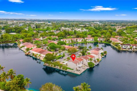 Townhouse in Miami Lakes, Florida 3 bedrooms, 162.21 sq.m. № 2246135 - photo 3