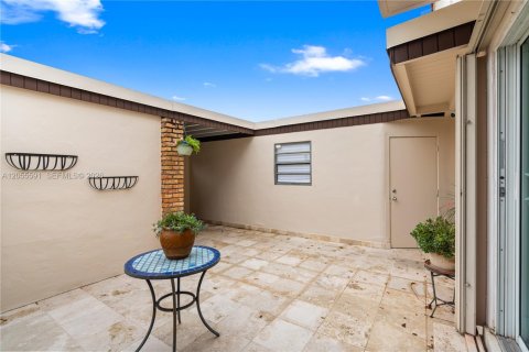 Townhouse in Miami Lakes, Florida 3 bedrooms, 162.21 sq.m. № 2246135 - photo 14