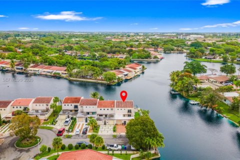 Townhouse in Miami Lakes, Florida 3 bedrooms, 162.21 sq.m. № 2246135 - photo 4