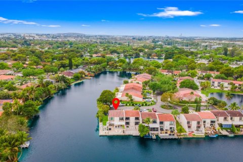 Townhouse in Miami Lakes, Florida 3 bedrooms, 162.21 sq.m. № 2246135 - photo 8