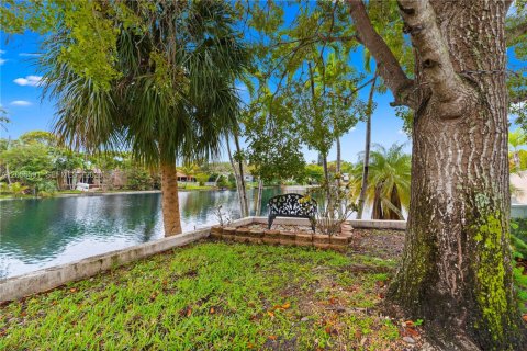 Townhouse in Miami Lakes, Florida 3 bedrooms, 162.21 sq.m. № 2246135 - photo 10