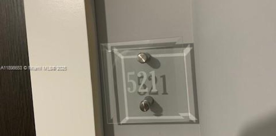 Кондоминиум с 1 спальней в Авентура, Флорида № 1966091