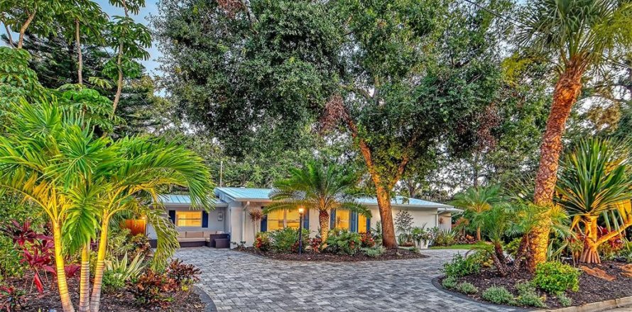 House in Sarasota, Florida 4 bedrooms, 148.46 sq.m. № 1808358