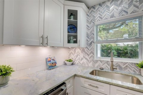 House in Sarasota, Florida 4 bedrooms, 148.46 sq.m. № 1808358 - photo 24