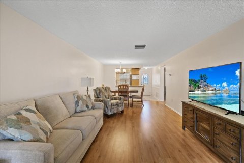 Condo in New Port Richey, Florida, 2 bedrooms № 2095434 - photo 13