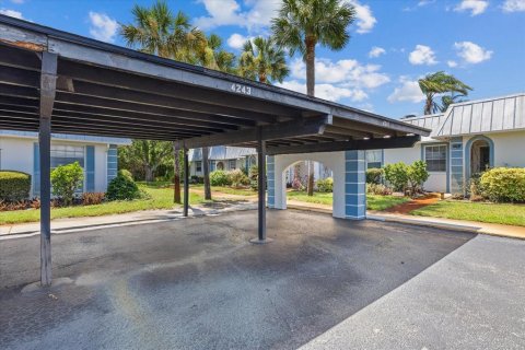 Condo in New Port Richey, Florida, 2 bedrooms № 2095434 - photo 3