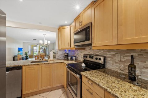Condo in New Port Richey, Florida, 2 bedrooms № 2095434 - photo 9