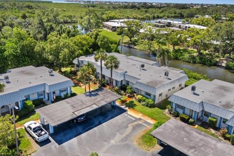 Condo in New Port Richey, Florida, 2 bedrooms № 2095434 - photo 2