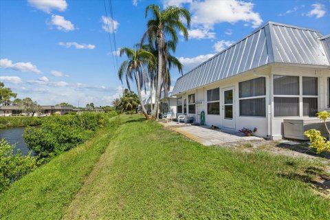 Condo in New Port Richey, Florida, 2 bedrooms № 2095434 - photo 24
