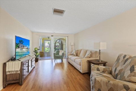 Condo in New Port Richey, Florida, 2 bedrooms № 2095434 - photo 12