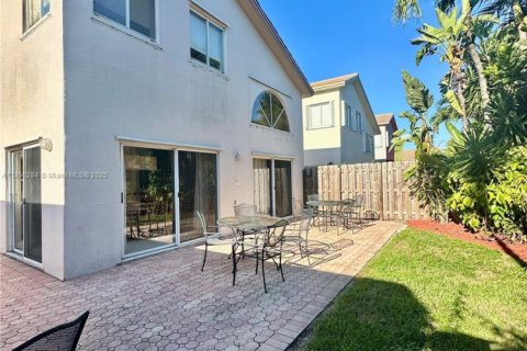 House in Doral, Florida 3 bedrooms, 179.67 sq.m. № 1886512 - photo 2