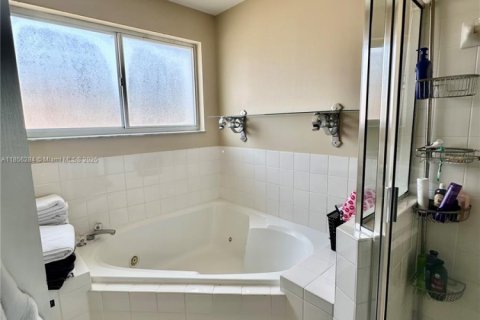 House in Doral, Florida 3 bedrooms, 179.67 sq.m. № 1886512 - photo 26