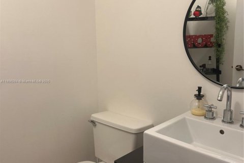 House in Doral, Florida 3 bedrooms, 179.67 sq.m. № 1886512 - photo 9