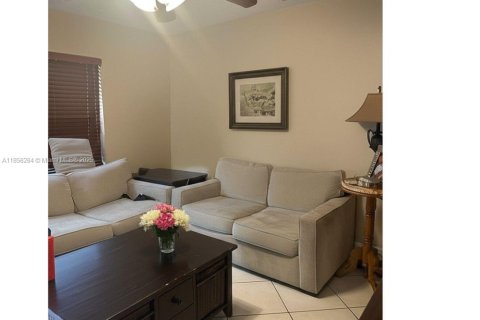 House in Doral, Florida 3 bedrooms, 179.67 sq.m. № 1886512 - photo 6