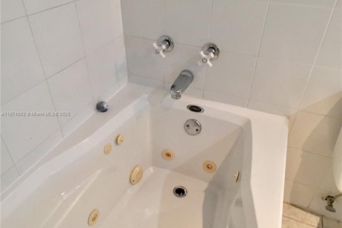 Condominio en alquiler en Miami Beach, Florida, 1 dormitorio, 67.82 m2 № 1928217 - foto 17