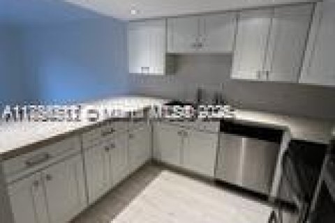 Townhouse in Miami, Florida 3 bedrooms, 140.28 sq.m. № 1887801 - photo 1
