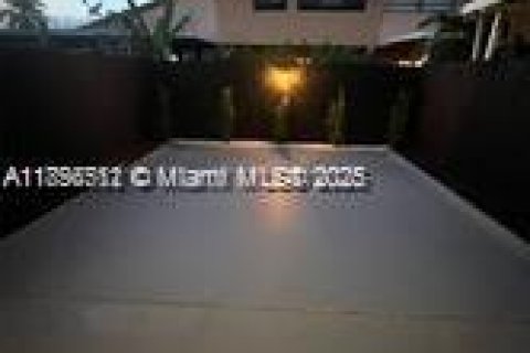 Townhouse in Miami, Florida 3 bedrooms, 140.28 sq.m. № 1887801 - photo 19