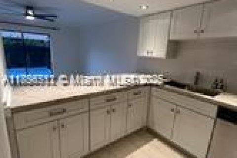 Townhouse in Miami, Florida 3 bedrooms, 140.28 sq.m. № 1887801 - photo 2