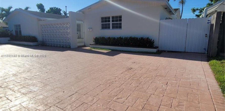 Villa ou maison à Miami, Floride 4 chambres, 216.09 m2 № 1861050