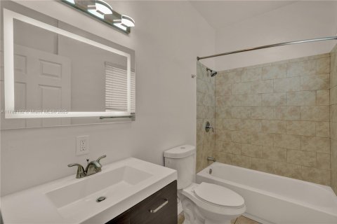 Commercial property in Miami, Florida 229.65 sq.m. № 1861423 - photo 17