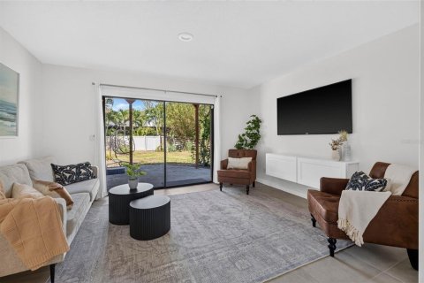 House in Saint Petersburg, Florida 4 bedrooms, 193.98 sq.m. № 2303157 - photo 8