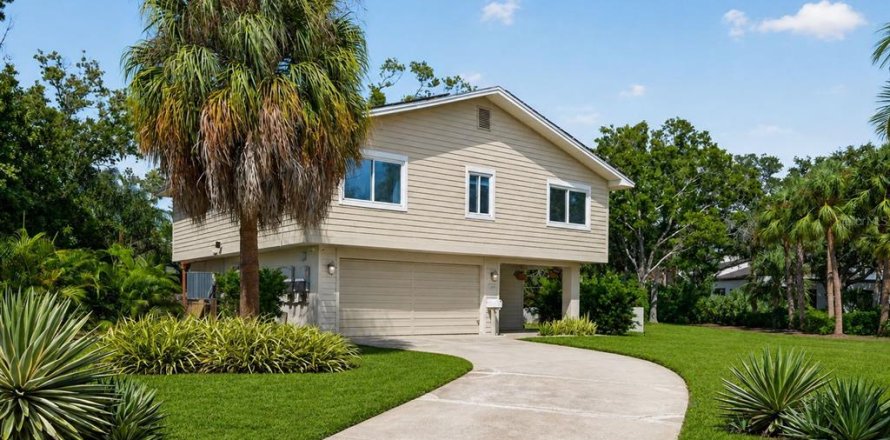 House in Saint Petersburg, Florida 4 bedrooms, 193.98 sq.m. № 2303157