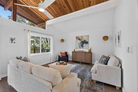 House in Saint Petersburg, Florida 4 bedrooms, 193.98 sq.m. № 2303157 - photo 6