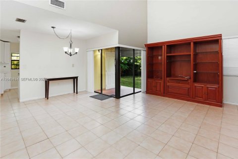 House in Miami, Florida 3 bedrooms, 142.33 sq.m. № 2086436 - photo 5
