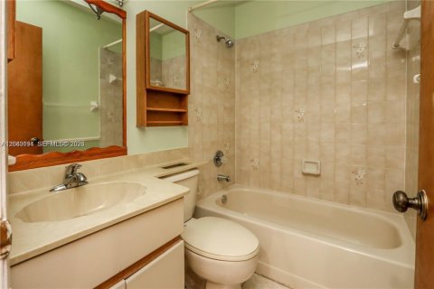 House in Miami, Florida 3 bedrooms, 142.33 sq.m. № 2086436 - photo 14