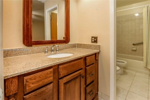 House in Miami, Florida 3 bedrooms, 142.33 sq.m. № 2086436 - photo 10