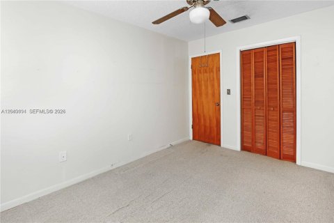 House in Miami, Florida 3 bedrooms, 142.33 sq.m. № 2086436 - photo 13