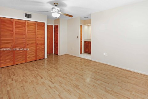 House in Miami, Florida 3 bedrooms, 142.33 sq.m. № 2086436 - photo 8