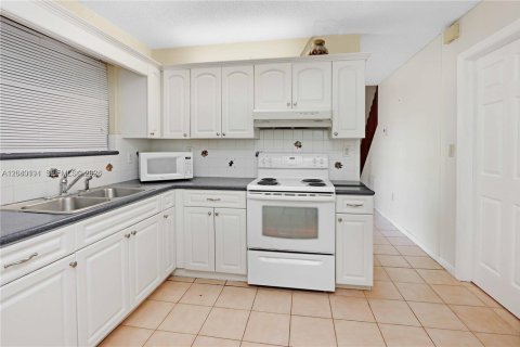 House in Miami, Florida 3 bedrooms, 142.33 sq.m. № 2086436 - photo 17