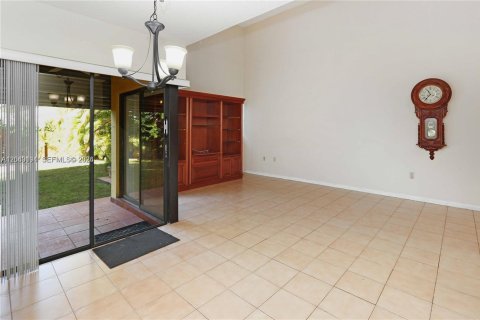 House in Miami, Florida 3 bedrooms, 142.33 sq.m. № 2086436 - photo 6