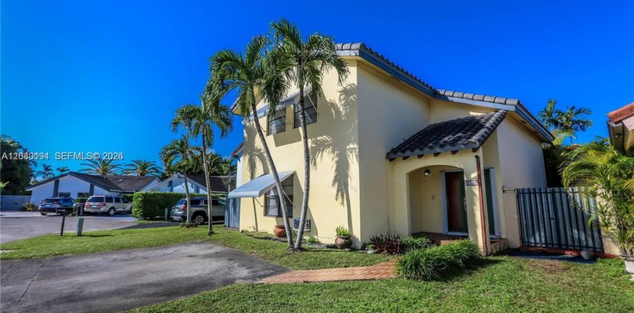 House in Miami, Florida 3 bedrooms, 142.33 sq.m. № 2086436
