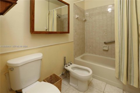 House in Miami, Florida 3 bedrooms, 142.33 sq.m. № 2086436 - photo 11