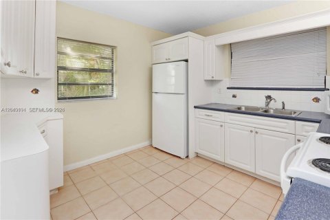 House in Miami, Florida 3 bedrooms, 142.33 sq.m. № 2086436 - photo 16