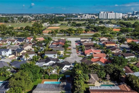 House in Miami, Florida 3 bedrooms, 142.33 sq.m. № 2086436 - photo 30