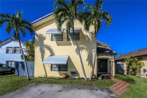 House in Miami, Florida 3 bedrooms, 142.33 sq.m. № 2086436 - photo 2