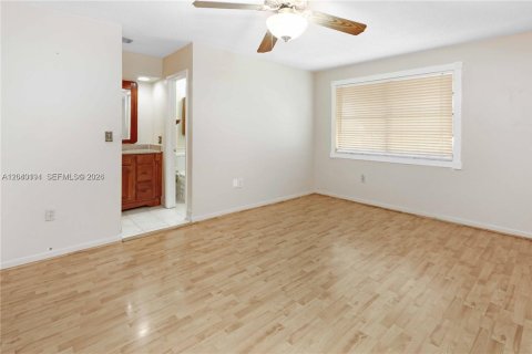House in Miami, Florida 3 bedrooms, 142.33 sq.m. № 2086436 - photo 9
