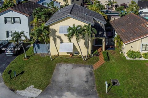 House in Miami, Florida 3 bedrooms, 142.33 sq.m. № 2086436 - photo 22